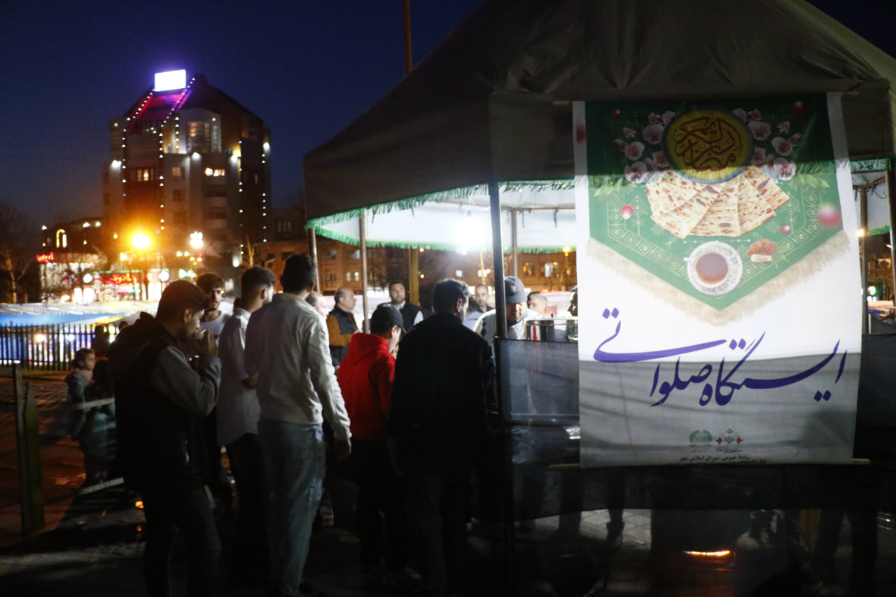 افطاری صلواتی شهرداری و شورای اسلامی شهر لاهیجان در جنب گلزار شهدای گمنام استخر
